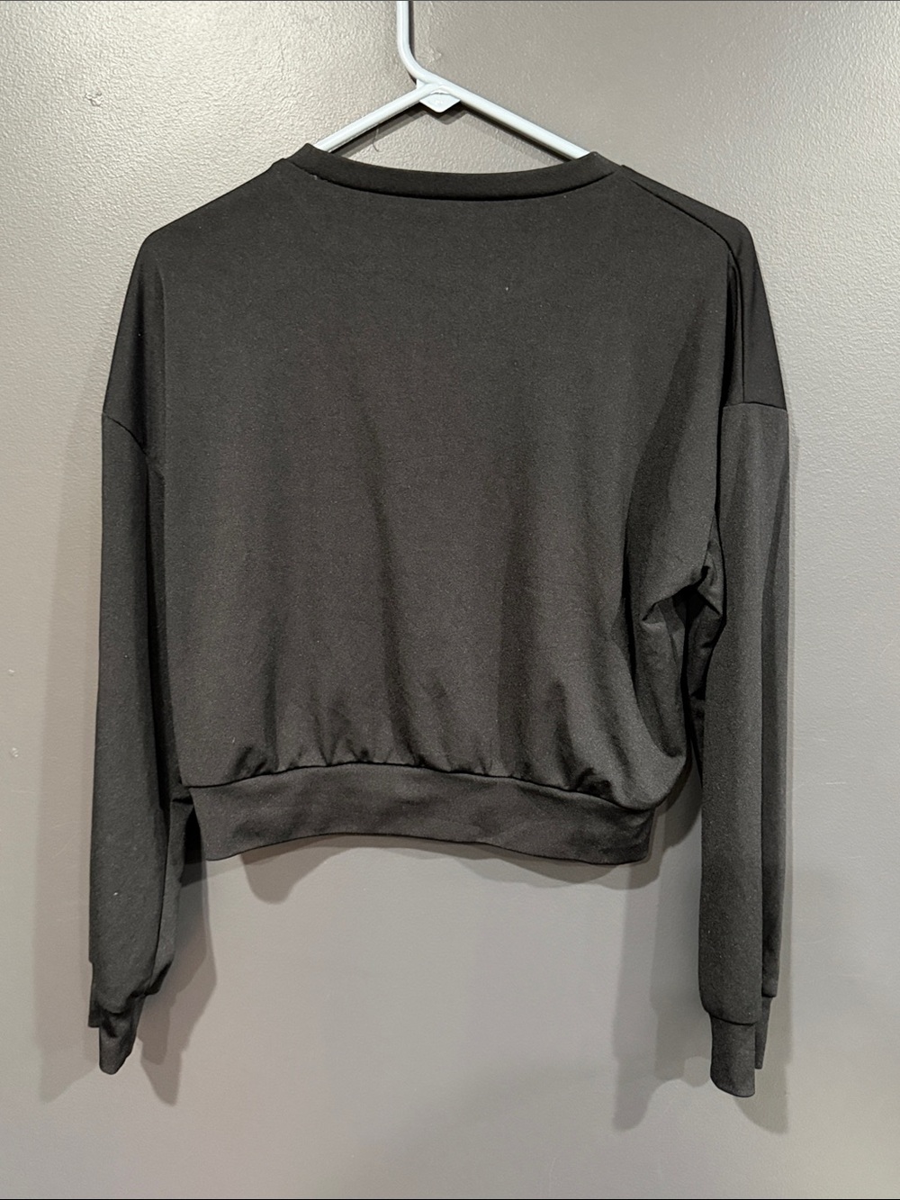 ALO Yoga Black Cropped Crew Sweatshirt with Logo - Picture 3 of 3